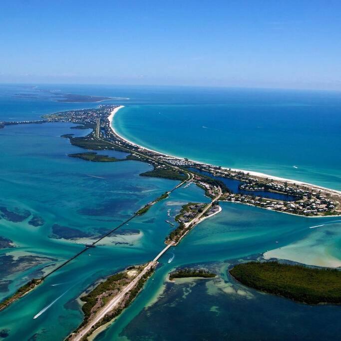Beautiful Canal & Gulf Waterfront Holiday home